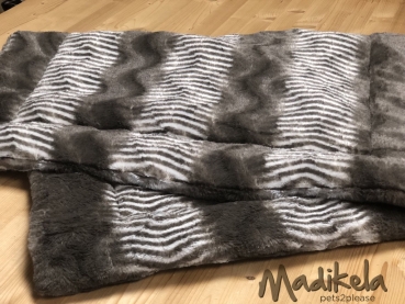 Preview: Kuscheldecke Pelzimitat grau-weiß 70 x 100 cm Preview: Kuscheldecke Pelzimitat grau-weiß 70 x 100 cm